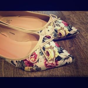 Floral flats with pointed toe and bows